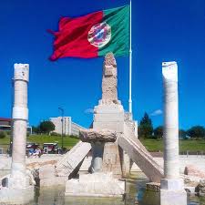 Bandeira de portugal) is a rectangular bicolour with a field divided into green on the hoist, and red on the fly. Portugalskij Flag Izobrazhenie Parque Eduardo Vii Lissabon Tripadvisor