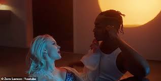 Submitted 1 month ago by witty_jack. Zara Larsson Ist Mit Der Tanzerin Lamin Holmen Zusammen Wahrend Sie Sich Darauf Vorbereitet Romantik In Einem Geliebten Album Detailliert Darzustellen Aktuelle Boulevard Nachrichten Und Fotogalerien Zu Stars Sternchen