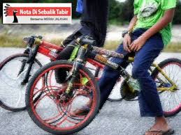 The next video i just want to show how these idiots ride in groups and block the road. Jangan Hina Tapi Bimbing Remaja Basikal Lajak