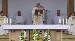 Cu toate acestea, copii, bâtrâni, tineri, au venit să îl vadă pe papă. Homilia Completa Del Papa Francisco De La Misa En El Santuario Mariano De Sumuleu Ciuc Rumania