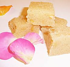 Himmlische Sussigkeiten Turkisches Griess Halva Mit Rosenaroma Turkische Sussspeisen Turkische Sussigkeiten Turkische Desserts