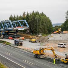 Ein großes loch klafft noch dort, wo in wenigen stunden eine brücke die verbindung zwischen den bahnstücken herstellen soll. Hohes Tempo Bei Bruckenaustausch Auf A45 In Siegen Baublatt