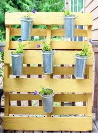 Palettes En Bois Creez Votre Propre Meubles Pour L Exterieur Jardiniere En Palettes Jardin Vertical Diy Palette Jardin