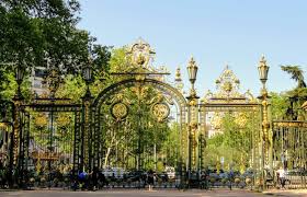 Located in the northern part of the 6th arrondissement, it features the jardin botanique de lyon, as well as a lake on which boating takes place during the summer months.due to the relatively small number of other parks in lyon, it. Le Parc De La Tete D Or Poumon Vert De Lyon Webzine Voyage