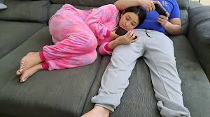 Hermanastra chupa hermanastro y come su esperma mientras juega videojuegos  - XNXX.COM