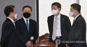 은성수 금융위원장이 22일 현재 시장에 남아있는 암호화폐 거래소가 모두 폐쇄될 수 있다는 취지의 발언을 해 논란이 예상된다. Pjnrmpkdgsag M