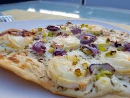 Flammkuchen Mit Ziegenkase Rosmarin Und Honig Von Karin67 Chefkoch Flammkuchen Ziegenkase Flammkuchen Rezept Flammkuchen