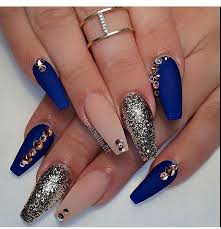 Color azul marino + tonos blancos. Royal Blue Coffin Nails Manicura De Unas Unas Acrilicas Azules Disenos De Unas