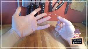 Enlever Une Bague Ou Alliance Coincee Car Trop Serree D Un Doigt Gonfle Youtube