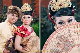 Prewedding jawa traditional ngawi youtube 22 01 2019 gelar foto prewedding di tengah sawah vicky shu terlihat cantik pakai busana adat jawa duration 3 00 tahi lalat 15 869 views. Prewedding Adat Bali Ayumi Dan Tude