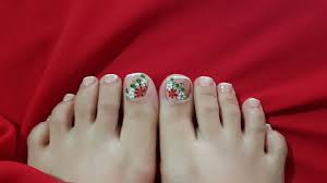 Si bien es más común ver el nail art en las uñas de las manos, eso no significa que no se pueda hacer en los pies. Unas De Los Pies Francesas Decoradas Con Flores 2021 Princesas