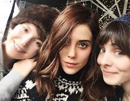 Asiye nur fettahoğlu (turkish pronunciation: Cansu Dere Shared A Rare Photo With Nur Fettahoglu And Selma Ergech Archyde