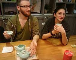 david德衛說的中文很流利只差台語就能完全台灣化了今天還分享茶葉來讓大家品嘗剛好我們也有一組簡易茶具不知是因為茶本身好喝還是跟大家一起的氣氛作祟台灣茶 配上外國人泡茶意境好特別唷