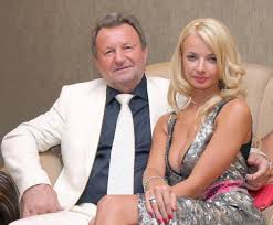 Zbyt wiele kryzysów i zawirowań rynkowych doświadczyłem w życiu, by bać się, że koniunktura nagle się załamie. Wlasciciel J W Construction Zostawil Mlodsza O 37 Lat Partnerke Dla Jeszcze Mlodszej Pudelek