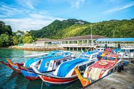 Satu tempat snorkeling menarik di langkawi yang perlu anda terokai sendiri namun sayangnya, lokasi pulau ini agak jauh dari pulau utama langkawi sekitar 30 km & perlu menaiki bot. Pulau Tuba Naturally Langkawi