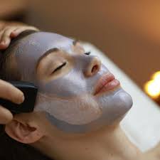 La maschera al ferro che attrae tutte le imperfezioni!