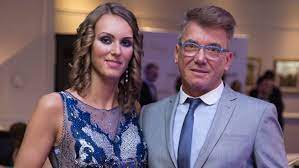 Delhusa gjon ezért féltékeny 42 évvel fiatalabb szerelmére: Delhusa Gjon 44 Evvel Fiatalabb Baratnojevel Erkezett A Story Galara Hazai Sztar Femina