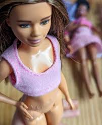 Mum paints stretchmarks