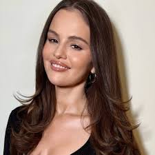 Selena Gomez's Latest Hair Transformation Is All About '90s Long Layers—and  It's Perfect for Round Faces