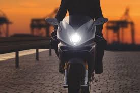 Ini merupakan jenis lampu yang paling terang pada mobil, karena menggunakan rangkaian dioda pada lampu, tidak lagi menggunakan filamen. Mau Ganti Lampu Motor Biar Lebih Terang Ketahui Tips Berikut