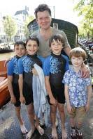 Beau noël van erven dorens (haarlem, 24 december 1970) is een nederlandse televisiepresentator, (stem)acteur, cabaretier en schrijver. Reni Van Maren