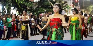 Tari kipas pakarena adalah salah satu tarian tradisional yang berasal dari daerah gowa, sulawesi selatan. Mementaskan Sejarah Solo 270 Tahun Silam Halaman All Kompas Com