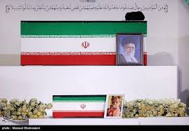لحظه بوسیدن تابوت رهبر شهید انقلاب توسط برادرشان سیدهادی خامنه‌ای + فیلم