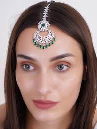 Women leaf design ad green emerald maang tikka