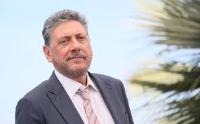 Natale in casa cupiello è un film per la televisione italiano diretto da edoardo de angelis e tratto dall'omonima opera teatrale scritta da eduardo de filippo, verso il quale è un omaggio in occasione del 120º anniversario dall'anno della sua nascita. Castellitto Il Natale In Casa Cupiello E Quella Voglia Di Presepe