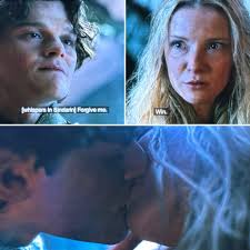 I think it's very smart how Elrond passes the pin to Galadriel for her to  open the handcuffs. How else was he going to do that without Adar noticing?  Also I think