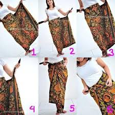Beragam model baju batik jaman now dapat anda temukan dengan mudah di online shop ataupun toko offline. Tutorial Menggunakan Kain Batik Menjadi Rok Tanpa Dijahit Fashion Beautynesia Busana Batik Pakaian Model Pakaian
