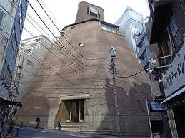 渋谷区渋谷3丁目 渋谷警察の裏あたりにある 三基商事東京支社ビルです 三基商事は大阪梅田に本社があり ミキプルーンが主要商品ですね よく見ると ビルの屋根の上の煙突状のところに看板があります 窓があるので煙突ではありません 五角形の建物で 看板 建築