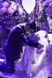 Love The Great Gatsby Harrod S Window Http Www Simplysunsigns Com The Man Helps Holiday Window Display Window Display Christmas Window Display