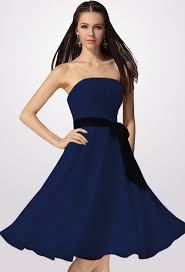 Car, pendant plusieurs siècles, la couleur bleue et les vêtements dans ses nuances étaient associés à la vierge marie. Des Robes De Cocktail Bleu Marines Omnipresentes Aux Mariages