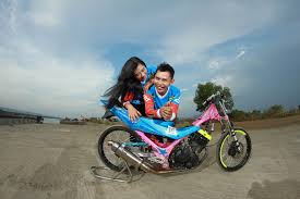 Untuk cara menghitung cc motor bisa dicoba dengan sebuah contoh, misalnya pada yamaha mio j yang punya diameter piston standar 50 mm dengan stroke 57,9 mm. Foto Pre Wedding Anak Motor Drag Prewedmoto