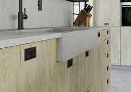 Meja kayu minimalis berwarna natural tampil kontras pada ruangan bernuansa kelabu. Product Design Awards If World Design Guide