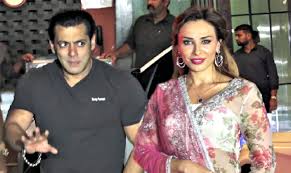 A new video has surfaced online which shows salman khan peeping into a chat session that rumoured girfriend iulia vantur is engrossed in. The Shock Of Life For Iulia Vantur He Is An Alcoholic And Aggressive Revelations On Salman Khan