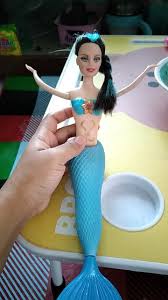 Gambar terkait dengan vidio barbie putri duyung. Mainan Boneka Barbie Mermaid Magic Doll Putri Duyung Berubah Warna Shopee Indonesia
