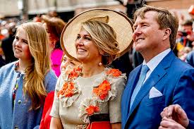 Leuk voor kinderen op koningsdag, maar ook als traktatie voor prinsessen of ridders. File Koning Willem Alexander Met Zijn Vrouw En Oudste Dochter Koningsdag 2019 01 Jpg Wikimedia Commons
