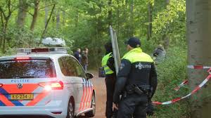 Omroep - Asielzoeker valt meisjes op naar school aan: Meisje (14) dood  meisje (13) zwaargewond Lees het hier -> https://www.nieuwsfeitje.nl/ asielzoeker-valt-meisjes-op-naar-school-aan-meisje-14-dood-meisje-13- zwaargewond/ | Facebook