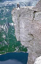 20 motive zeigen impressionen die wanderung zum kjerag ist anstrengender und weiter als zum preikestolen, aber mindestens genauso lohnend. Wandern In Norwegen Kjerag Bolten Nasen Und 1000 Meter Bis Zur Wasseroberflache Des Lysefjords