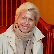 Hilary Mills's Instagram, Twitter & Facebook