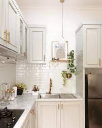 Nuansa pastel mansih menghiasai rumah anda anda dapat menginsirasi dapur mungil anda dengan desain yang indah tanpa harus mengeluarkan biaya yang besar. Desain Interior Dapur Minimalis Dengan Nuansa Monokrom Yang Modern Inspirasi Desain Rumah Terkini Diy House Projects Kitchen Cabinets Home