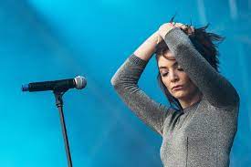 Lorde went bare down under for the artwork for her new single, solar power, showing off her bare lorde is giving her fans solar power where the sun don't shine. Sangerin Lorde Kundigt Neue Musik An Und Erregt Aufsehen Mit Dem Album Cover Tag24