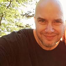 What do you think of Brandon Routh's Superman? • This suit looks good than  the one he wears in 'Superman: Returns.'