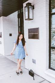 Easy Summer Mini Dress With V Neck Front In Blue With Small White Print Black Sandals And Square Lunchbox Summer Fashion Outfits Fashion Mini Dresses Summer