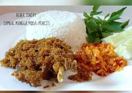 Hehehe secara gue ini indonesia banget yaaah, jadinya when it comes to sambal tuh gue selalu coba semuanya dan gue bersyukur tinggal di. Resep Bebek Sinjay Sambal Mangga Muda Khas Madura Oleh Galuh Ajeng Anggraeni Cookpad