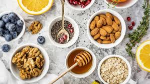 Alcuni alimenti, se abbinati tra loro, portano ad acidità di stomaco, gonfiore e ritenzione idrica. Gli Alimenti Da Evitare A Cena E Quelli Da Preferire Per Dormire Bene E Combattere L Insonnia