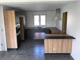 La finition noire mate des plans de travail et des équipements électroménagers épure la cuisine pour une atmosphère raffinée. Cuisinella Cuisine En Bois Et Noir Facebook