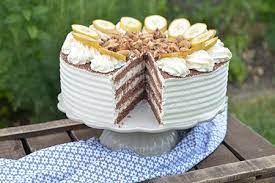 Eier mit zucker cremig rühren. Bananensahne Torte